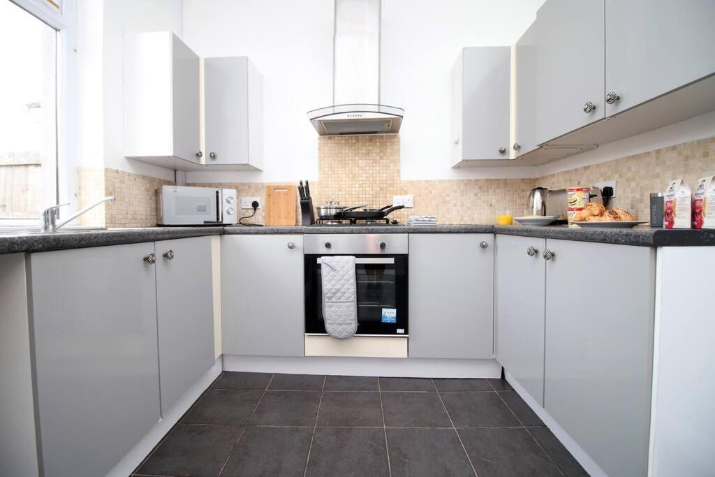 Вілла Holiday House For 7 Guests, Free Wi-Fi & Self Check-In Explore Newport Екстер'єр фото