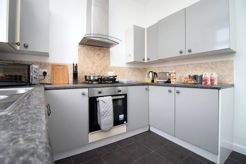 Вілла Holiday House For 7 Guests, Free Wi-Fi & Self Check-In Explore Newport Екстер'єр фото