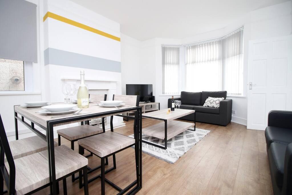 Вілла Holiday House For 7 Guests, Free Wi-Fi & Self Check-In Explore Newport Екстер'єр фото